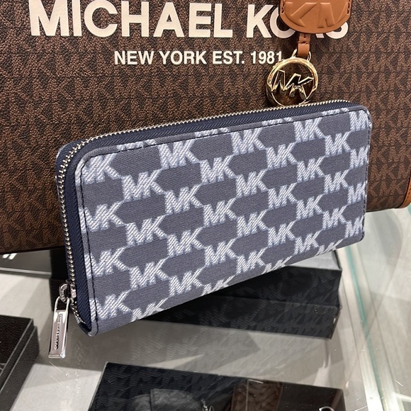 Michael Kors Men’s Women’s Cooper Tech Zip Around Continental Wallet
Navy Multi - Picture 7 of 16